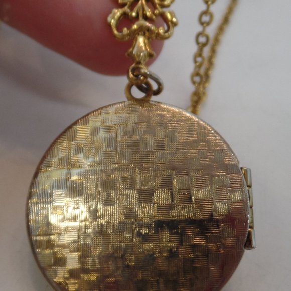 Unbranded  Goldtone Multi Strand (2) Necklace with Locket With Lady Portrait 20" - Picture 8 of 13